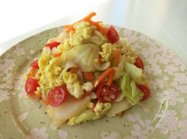 Cabbage with egg, tomato, and carrot