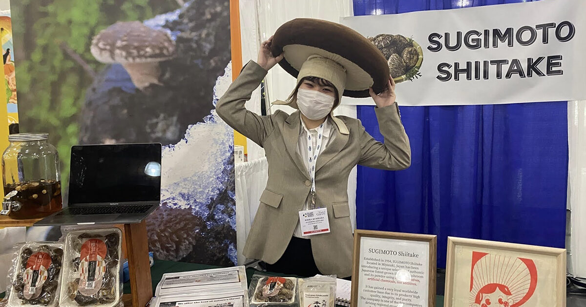 From December 9 to 10, 2021, we worked with SUGIMOTO Co., Ltd. of Miyazaki Prefecture to promote their shiitake mushrooms at the Plant Based World Conference & Expo, a large-scale exhibition of plant-based foods held at the Javits Center in Manhattan.