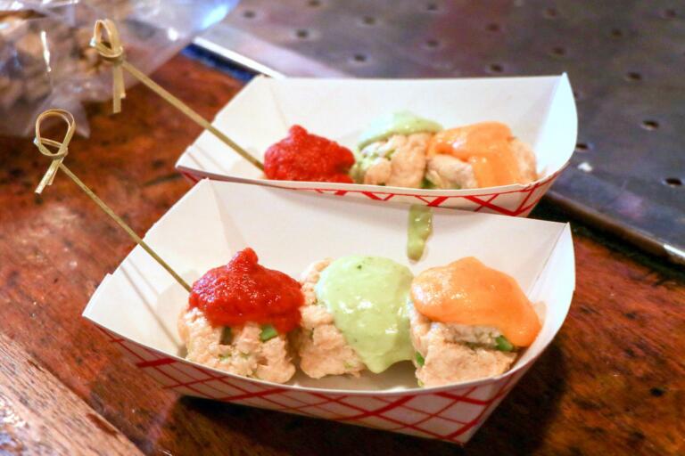 羽二重豆腐のがんもどきに3種のソースを添えた試食サンプル