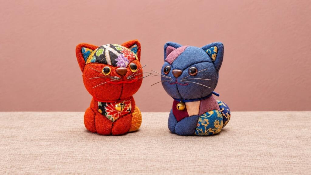 Two kimekomi cat dolls in red and indigo chirimen fabric made at RESOBOX